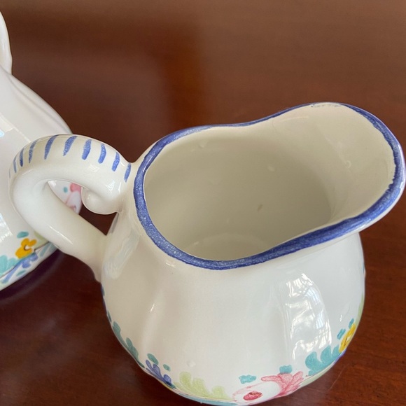 William-Sonoma Mari Floral Hand-Painted in Italy Sugar Bowl and Creamer Set - Picture 6 of 14